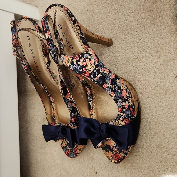 Floral Heels - Picture 2 of 4